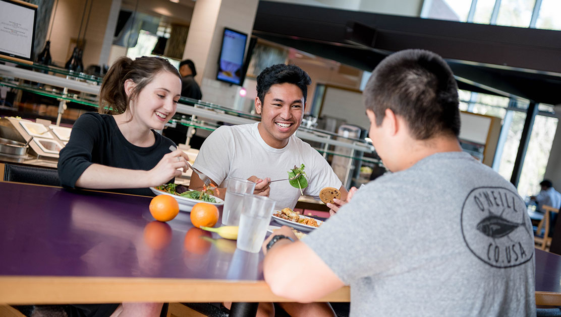 Students eating at Ullman Commons